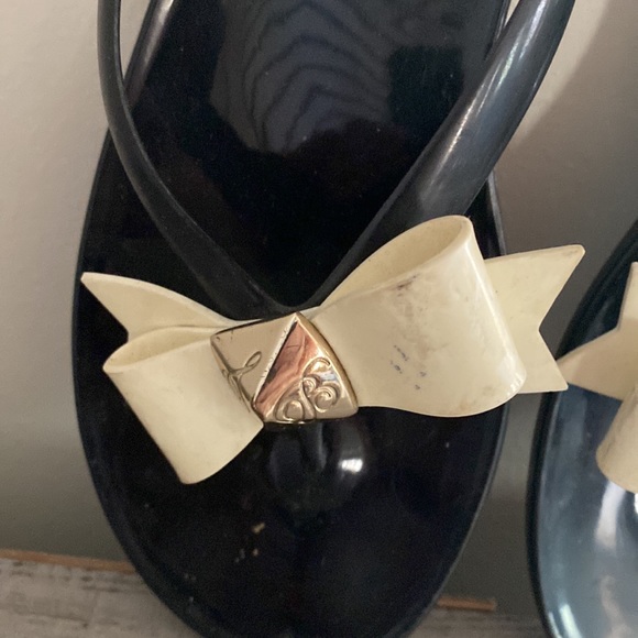 Ted Baker Size 10 jelly flip flop w/ bow black and cream - Picture 2 of 3